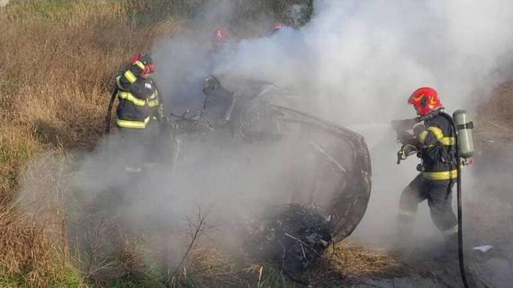 O femeie a murit arsă de vie după ce mașina în care se afla s-a răsturnat și a luat foc. Accident cumplit pe Centura Bacăului