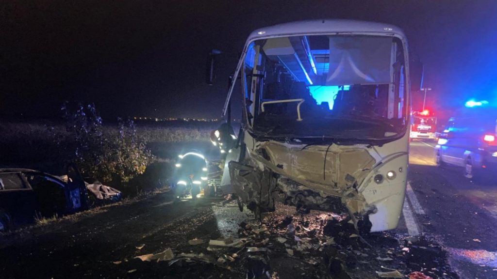 2 morți și 20 de răniți după un IMPACT DEVASTATOR între un autoturism și un autobuz pe DJ 687, între Hunedoara și Călan. PLANUL ROȘU de intervenție, activat