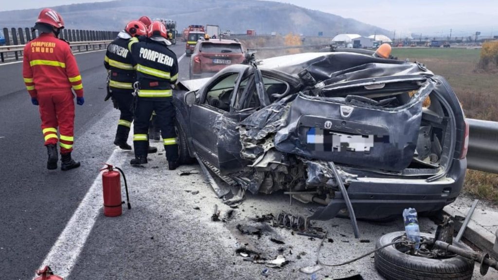 Accident în lanț pe A1, pe sensul de mers Sebeș-Sibiu. Două mașini s-au făcut praf după impactul cu un TIR