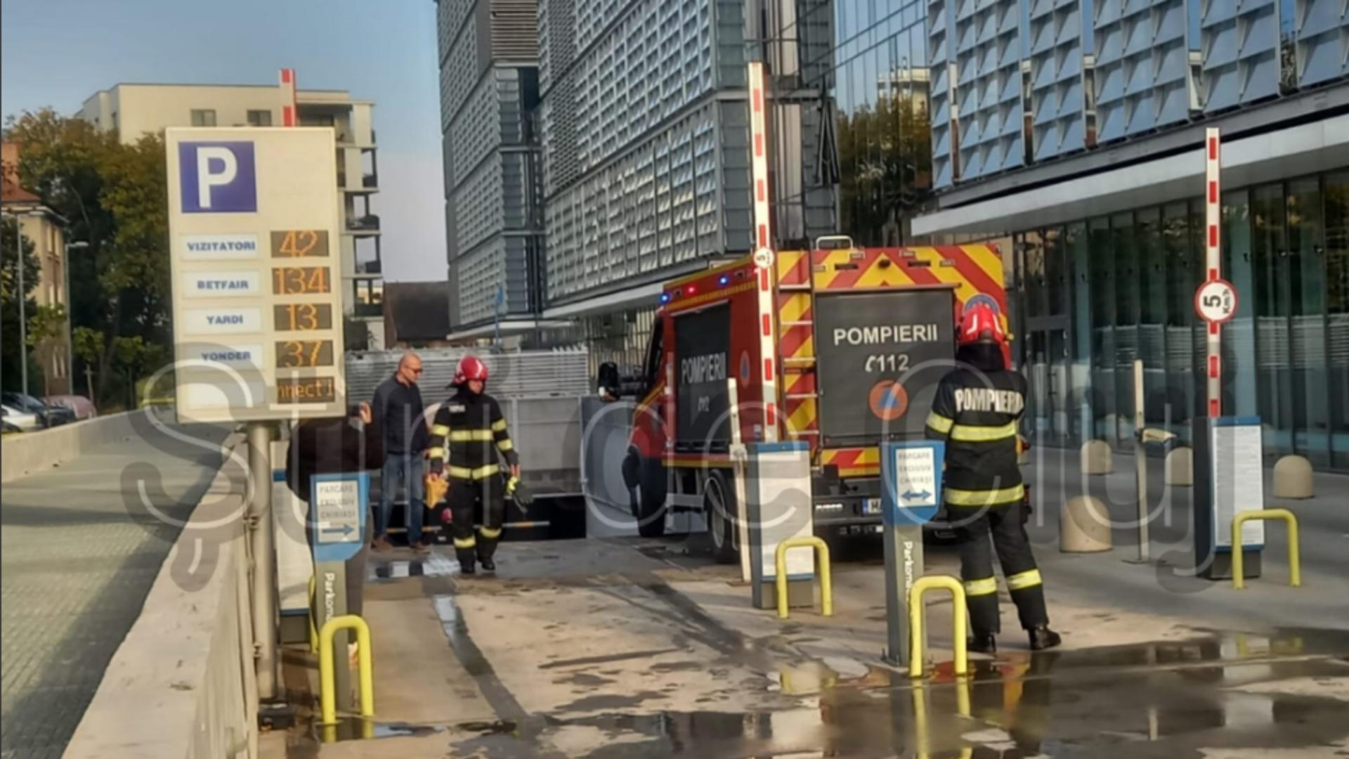 Incendiu în parcarea subterană a unul mall din Cluj.  O mașină a luat foc. 300 de persoane, evacuate din clădirea de birouri