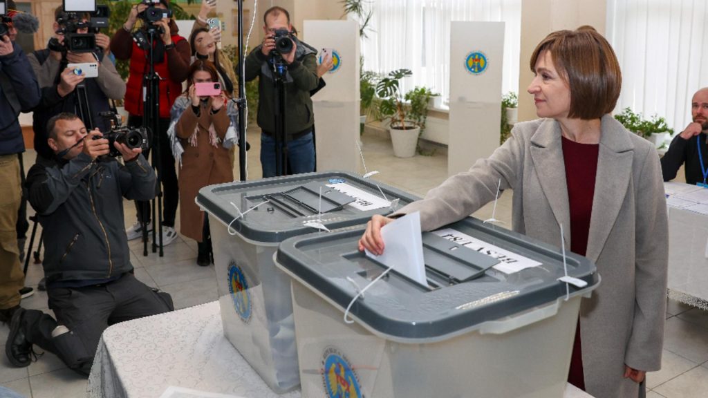 Referendum Republica Moldova: scor extrem de strâns. Tabăra putinistă se opune aderării la Uniunea Europeană. Maia Sandu acuză o fraudă fără precedent 