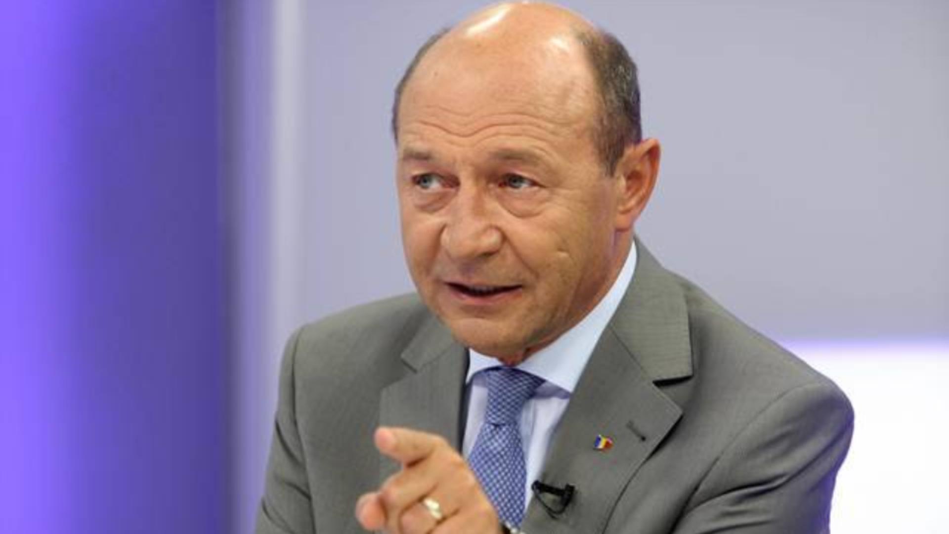 Decalogul lui Băsescu pentru Geoană, deși are doar 7 puncte: „Nu candida la funcţia de preşedinte dacă eşti atât de limitat/prost încât să organizezi plagierea unui text rostit de nepoata lui Trump”