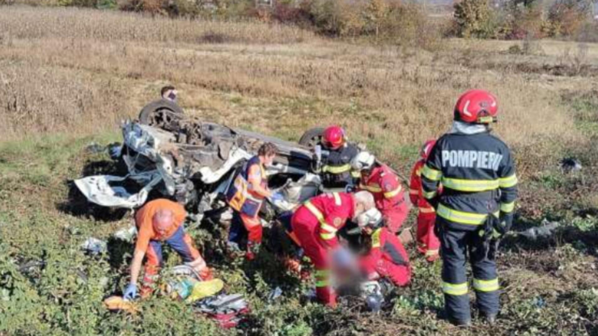 Autoturism spulberat de tren, în Maramureș: 2 morți, după ce mașina a fost proiectată pe câmp – FOTO