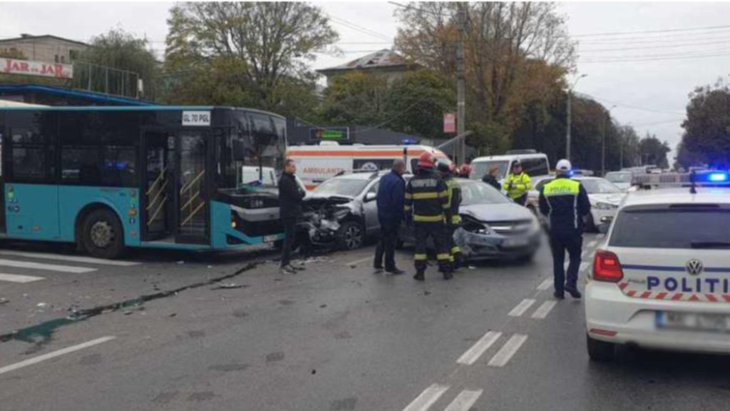 Un autobuz s-a ciocnit cu un autoturism, la Galați: o persoană a fost rănită