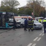 Un autobuz s-a ciocnit cu un autoturism, la Galați: o persoană a fost rănită