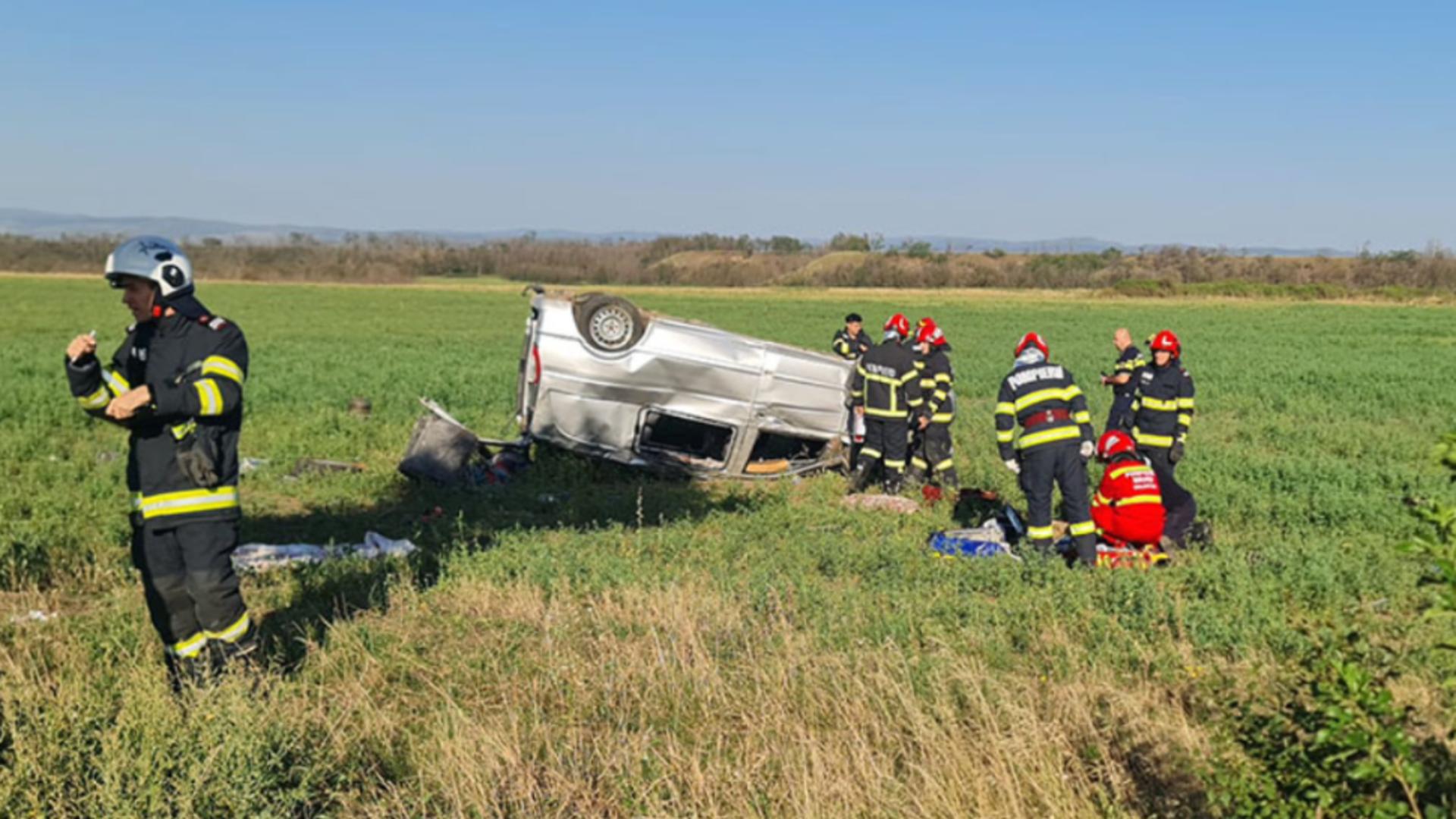 O tânără şi patru copii cu vârste între 4 şi 8 ani, la spital după ce maşina s-a răsturnat pe un drum judeţean din Buzău