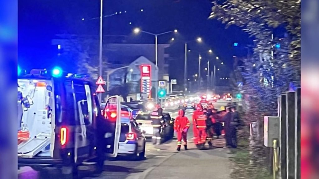 Scuter strivit între două mașini, la Cluj.  Tânărul de 20 de ani care îl conducea, transportat la spital cu răni grave