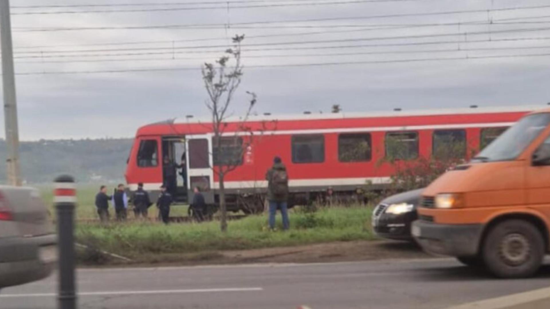 O femeie din Iași și-a văzut moartea cu ochii după ce a fost acroșată de tren. Incident șocant pe calea ferată