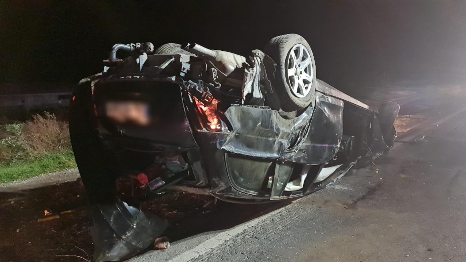 Accident grav pe DN25, în județul Galați. Victimele au fost proiectate afară din mașină: una dintre ele și-a pierdut viața