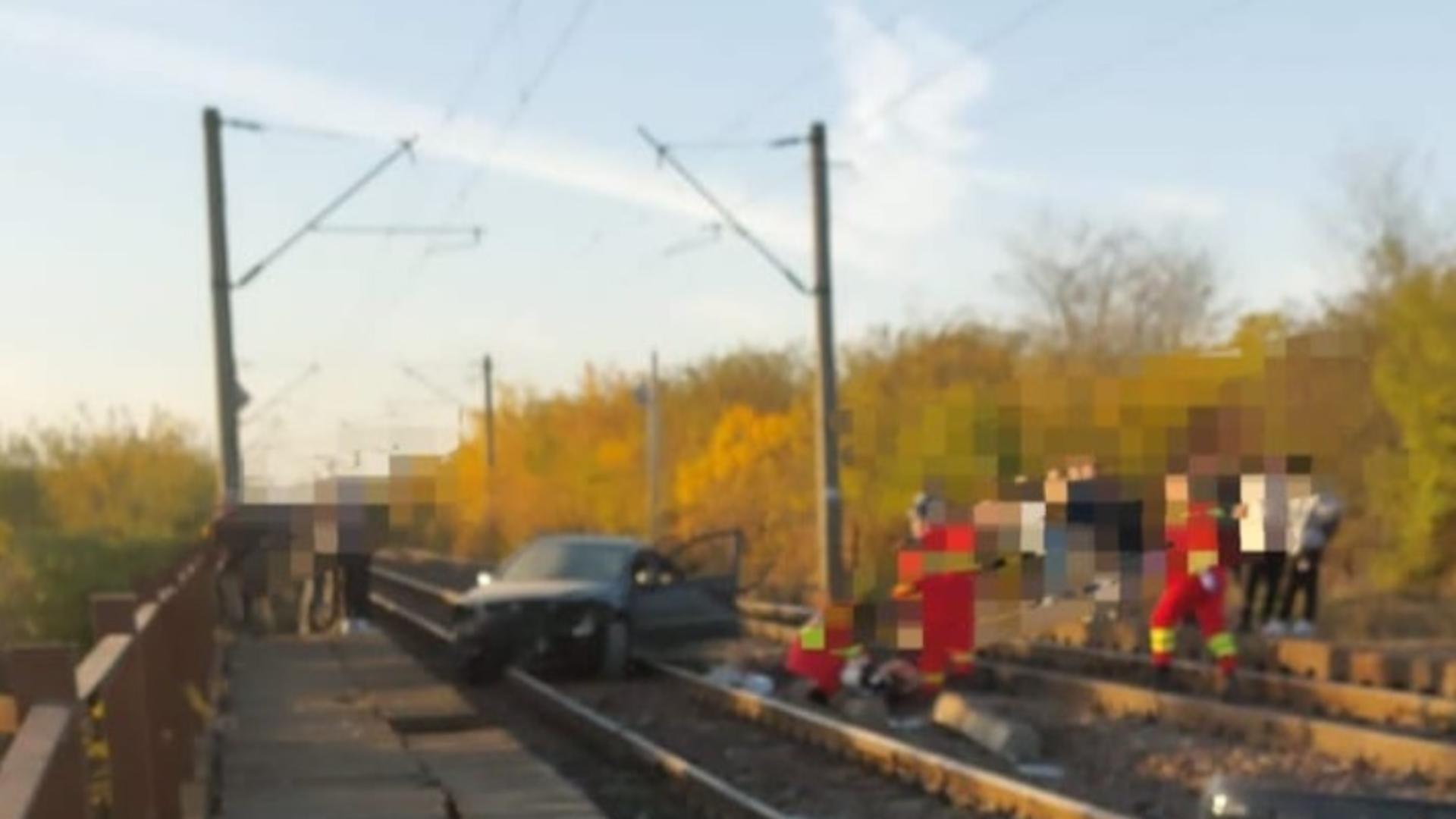 Duminică neagră pe șoselele din Dolj. Doi tineri AU MURIT, în două accidente. Circulația trenurilor pe ruta Craiova București a fost blocată