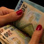 Angajații români scapă de plata unei părți din contribuțiile sociale: se cere transferul către angajator