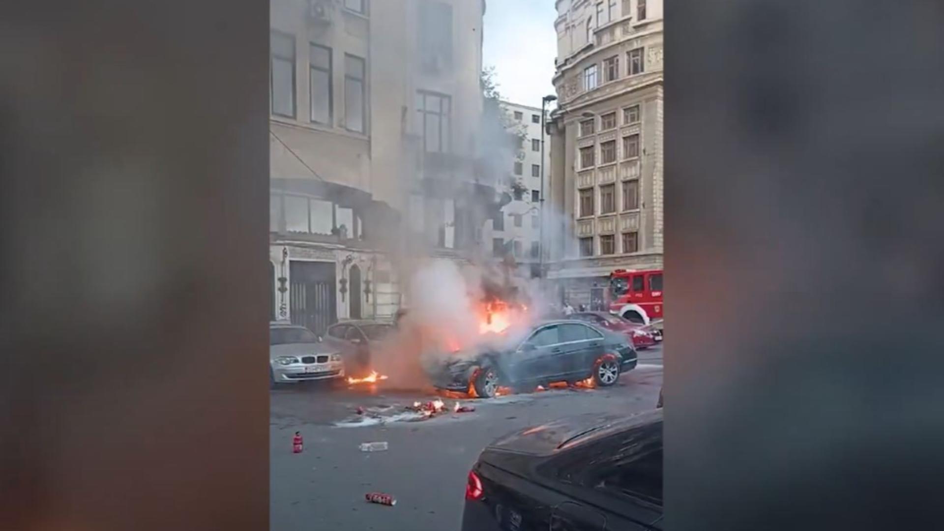 Panică la București. O mașină a luat foc din senin în parcarea din fața Teatrului Bulandra VIDEO