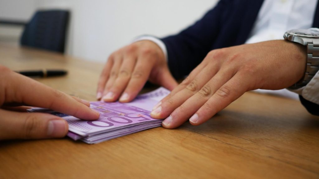 Un român și-a șters complet DOUĂ credite bancare. Ce probleme se pot rezolva prin procedura concilierii și cum se procedează?