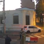 Un șofer beat și drogat a confundat trotuarul cu șoseaua. A fost prins înainte ca plimbarea să se termine tragic VIDEO