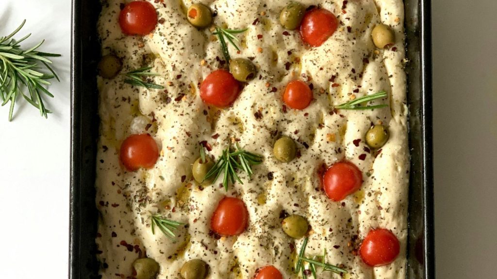 Cum să prepari focaccia cu usturoi și ierburi aromatice. Preparatul italian care te va cuceri