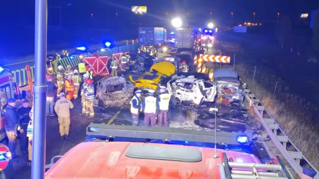 Tragedie pe autostradă: 22 de mașini implicate în carnagiu și zeci de victime