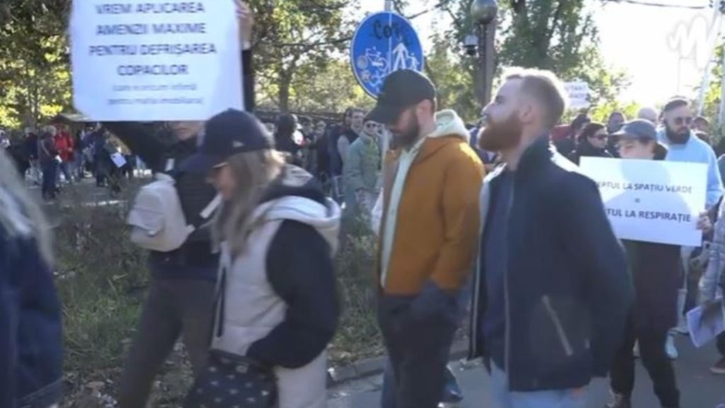 Protest IOR pentru salvarea terenului retrocedat. Lanț uman creat de protestatari: „Simțim că se smulge un plămân din noi”