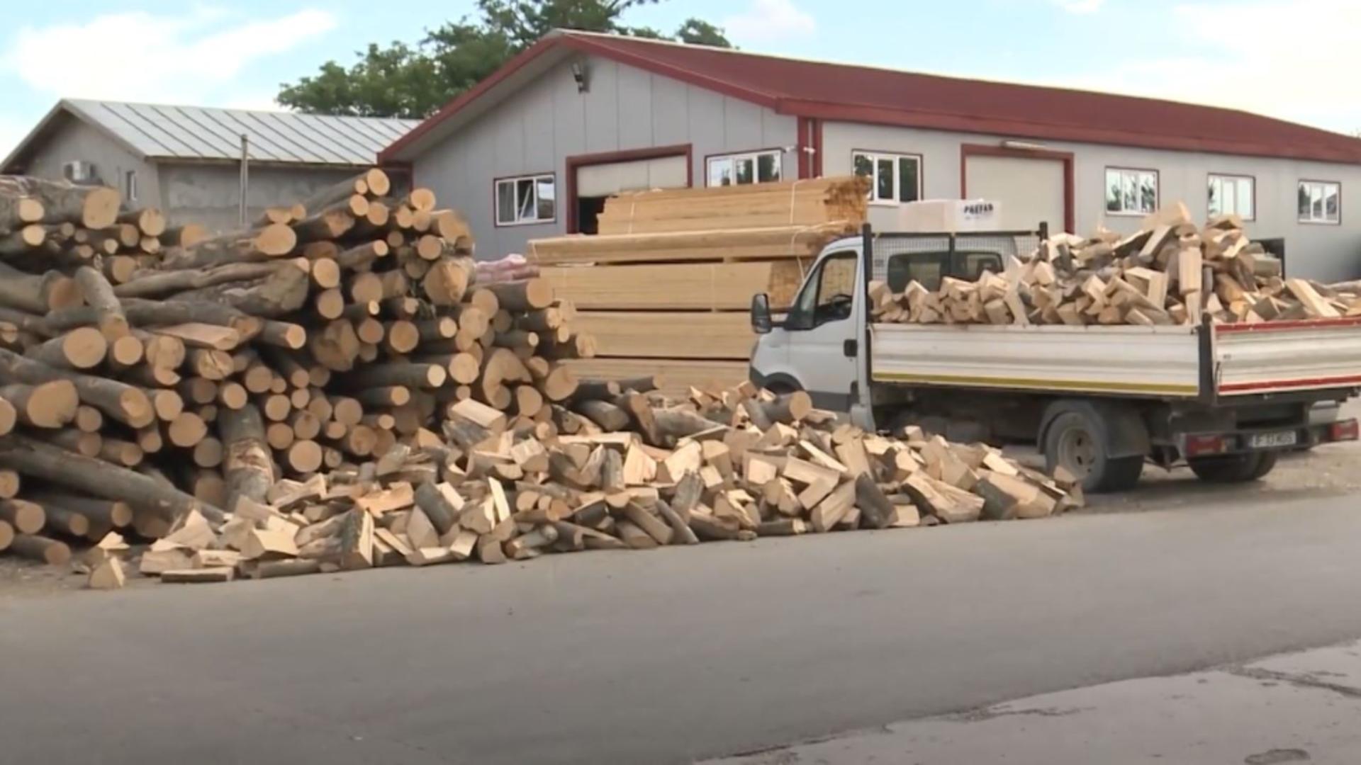 Se anunță o iarnă grea. Românii vor plăti mai mult pentru încălzire. Cât costă un metru cub de lemne