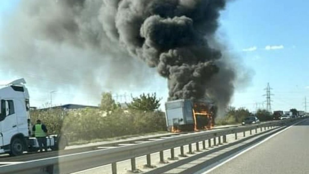 Incendiu pe A1 București – Pitești. O remorcă a fost cuprinsă de flăcări