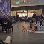 Pianistul român care a făcut show într-un aeroport din Italia. Oamenii l-au filmat