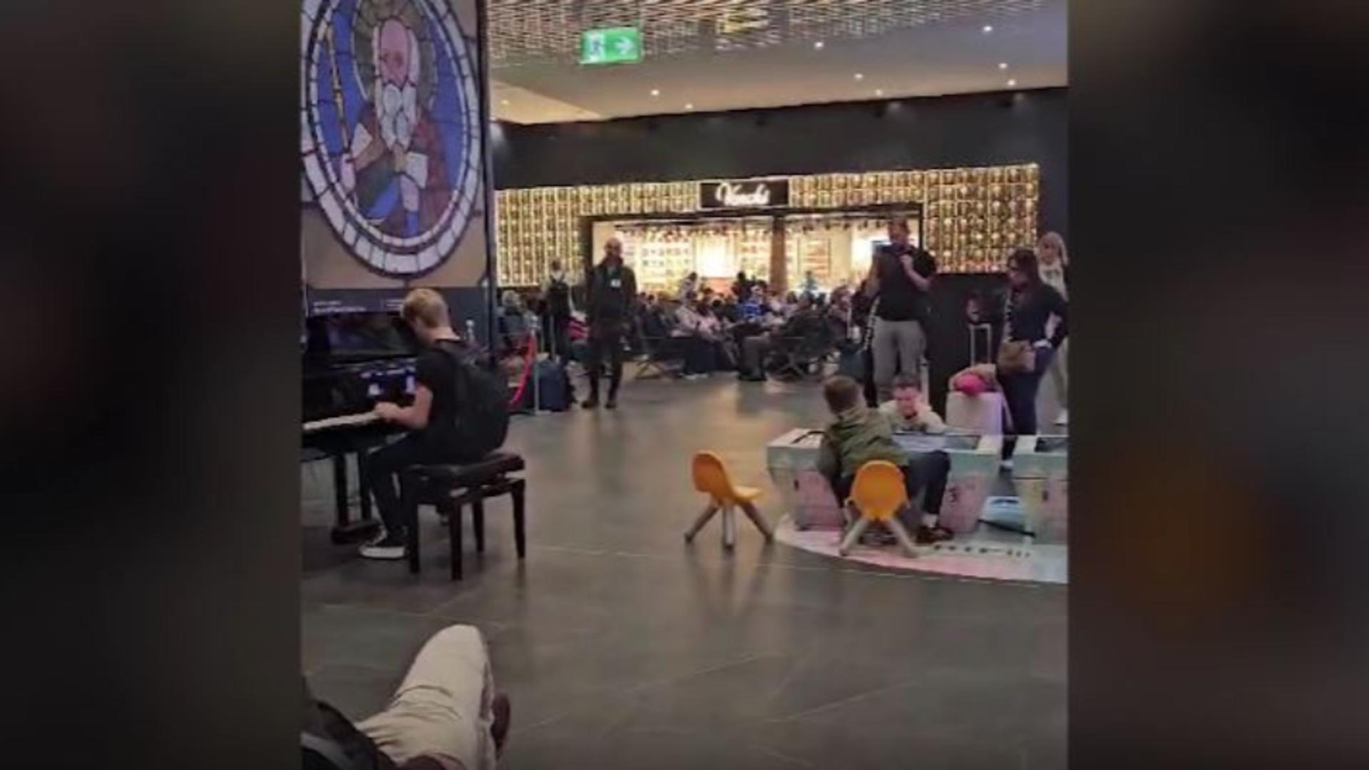 Pianistul român care a făcut show într-un aeroport din Italia. Oamenii l-au filmat