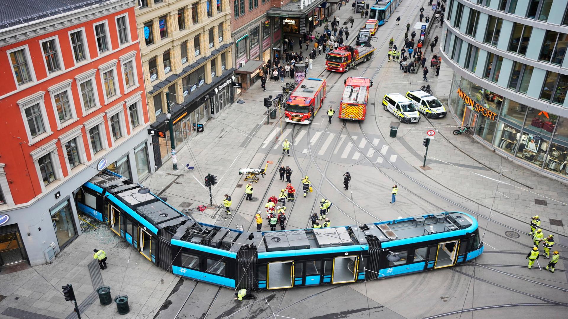 Cel puțin 4 răniți după ce un tramvai a deraiat şi a intrat într-un magazin din centrul capitalei Oslo. Imagini halucinante – GALERIE FOTO