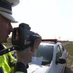 Abia și-a luat permisul de conducere, că a și rămas fără el. Șofer de 18 ani, prins cu aproape 130 km/h în localitate