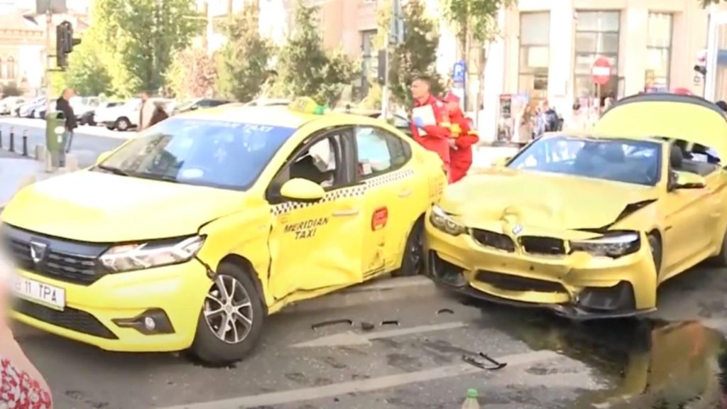 Impact devastator pe Calea Victoriei. Două mașini s-au făcut praf. Nu sunt victime VIDEO