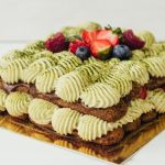 Tiramisu cu ciocolată și cremă de fistic, decorat cu fructe proaspete