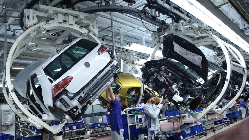 Probleme pentru industria auto din Europa. Cel mai mare constructor de pe continent reduce salariile cu 10%