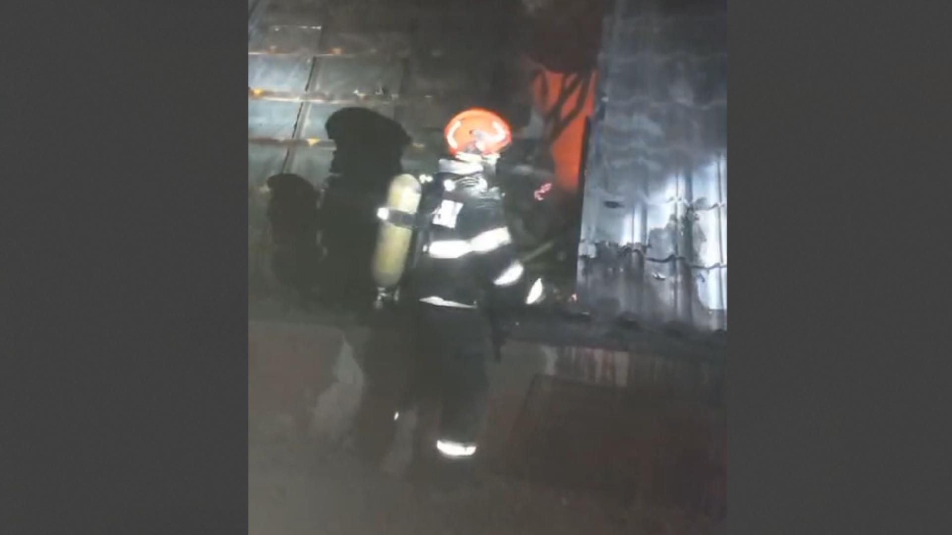 Incendiu la o cabană din Prahova. Pompierii au intervenit de urgență