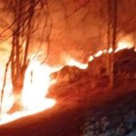 Incendiu uriaș de vegetaţie şi litieră în Maramureș; 10 hectare afectate. Flăcările se apropie de o mănăstire – VIDEO