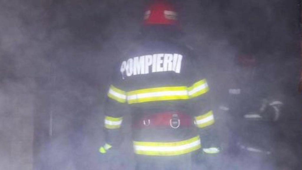 Incendiu la o casă din Costâna, județul Suceava. Şapte maşini de pompieri s-au luptat cu flăcările în miezul nopții