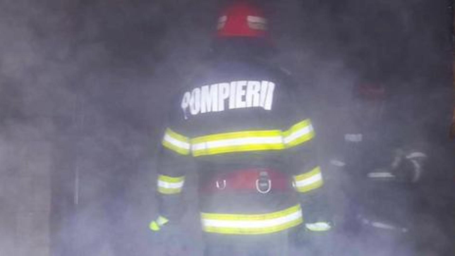 Incendiu la o casă din Costâna, județul Suceava. Şapte maşini de pompieri s-au luptat cu flăcările în miezul nopții