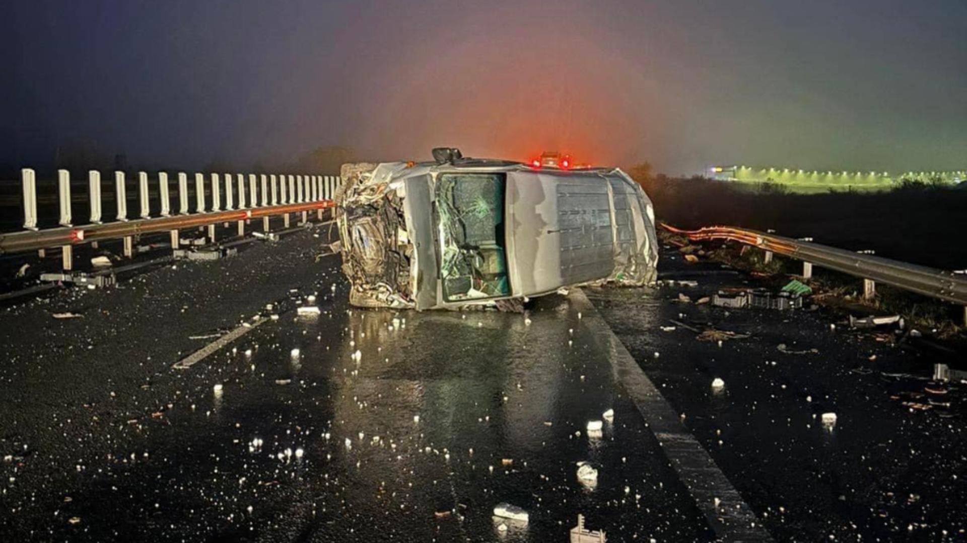 Accident pe Autostrada A1 lângă Arad: Impact DEVASTATOR între un camion și un microbuz