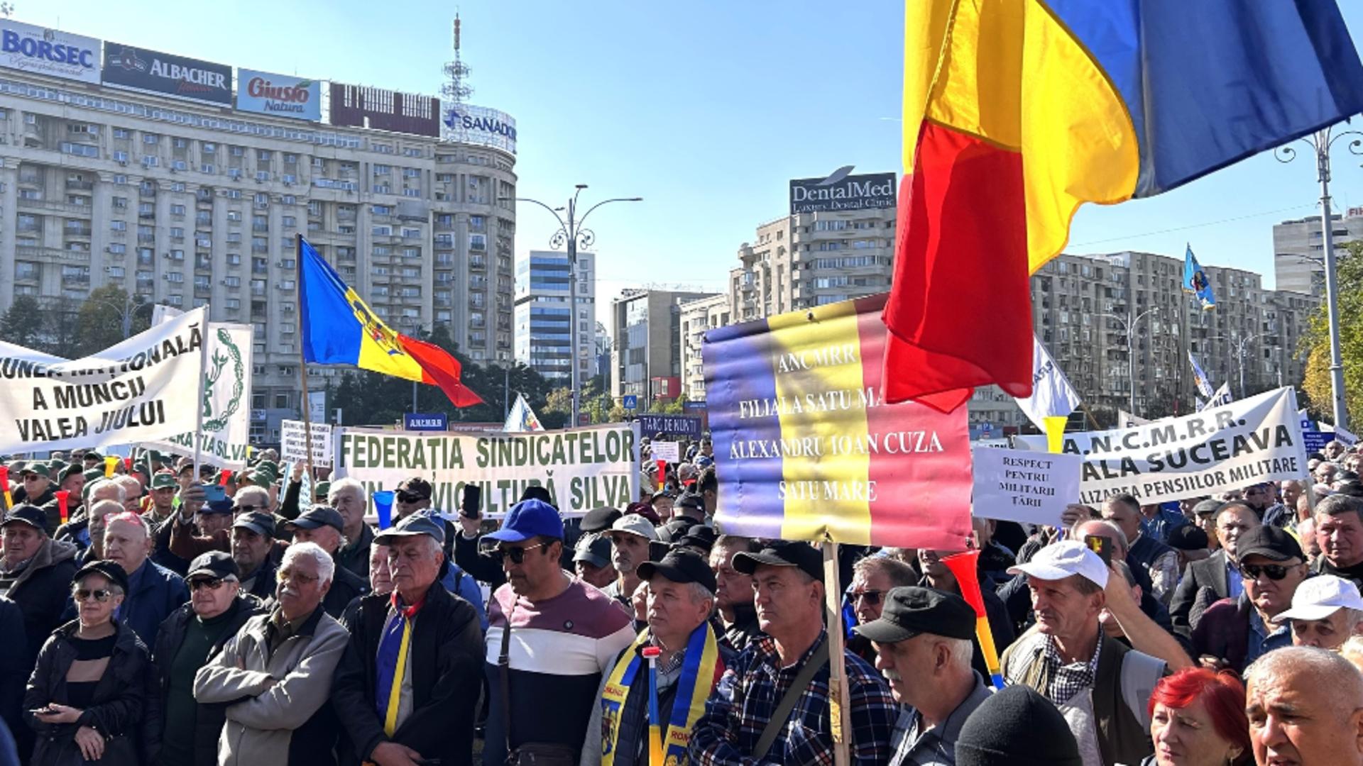 Protest uriaș în fața Guvernului, din cauza pensiilor și salariilor, în plin scandal al alegerilor