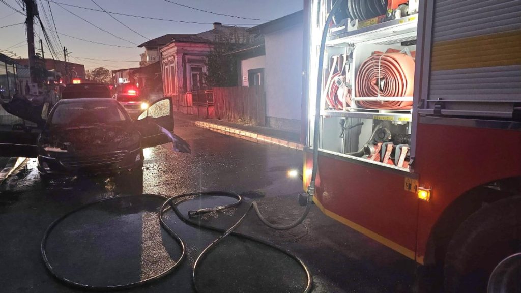 Incendiu violent pe o șosea din România! Pompierii au intervenit de urgență