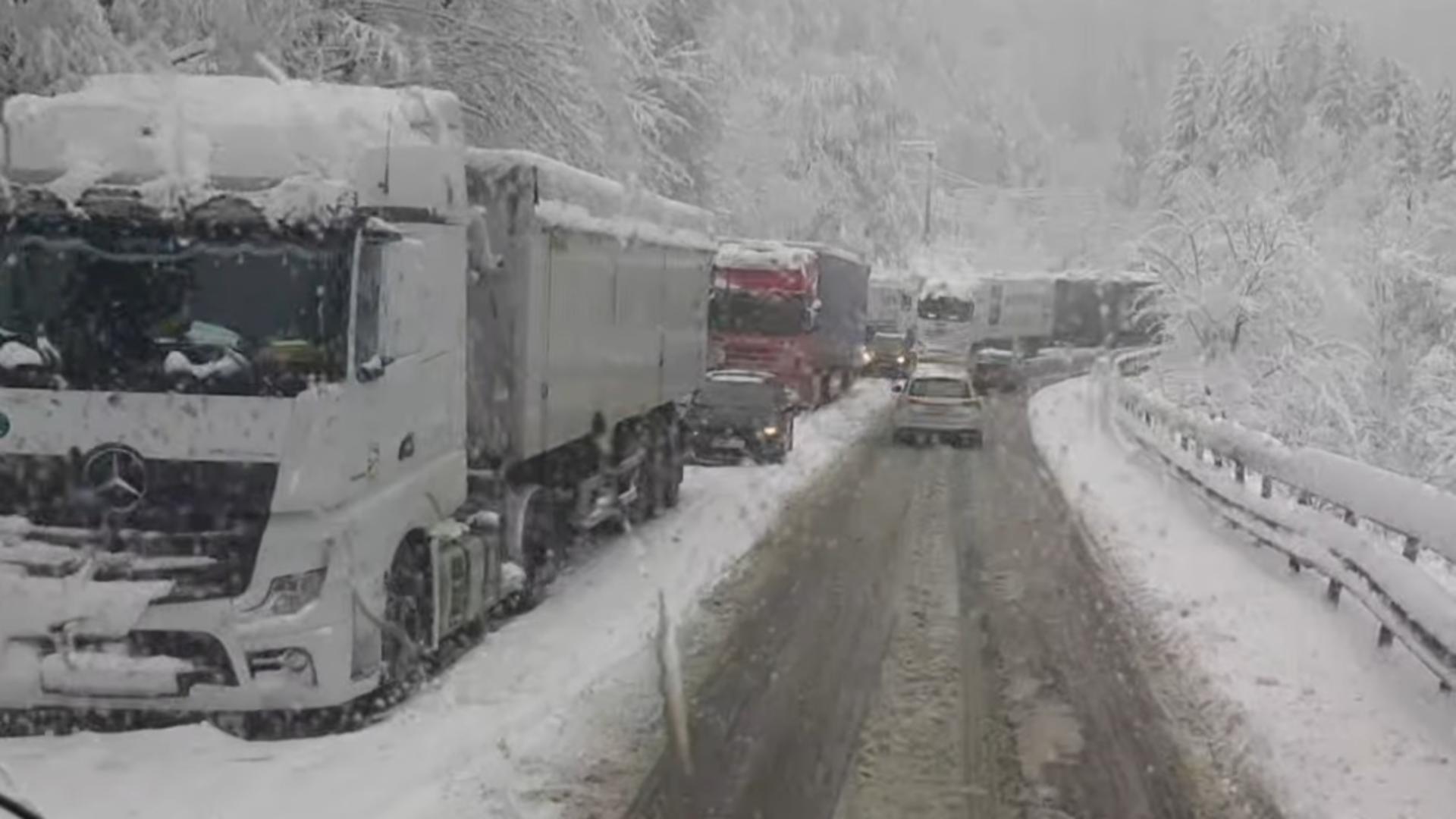 Ninge la Predeal. Se circulă greu la Bușteni în primul episod de iarnă. Imagini cu zăpada de pe DN1