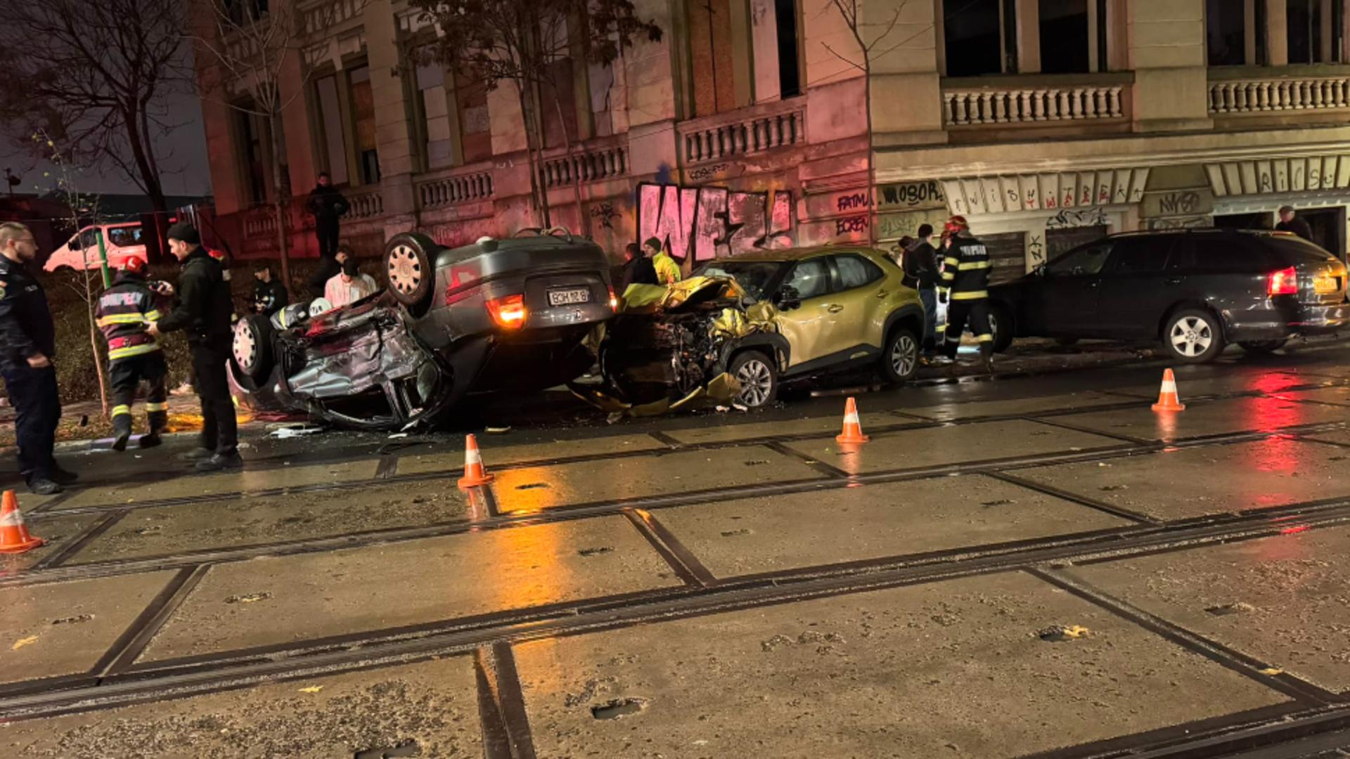 Accident grav pe bulevardul George Coșbuc din Capitală. O mașină s-a răsturnat, în urma impactului violent cu un alt autoturism – GALERIE FOTO