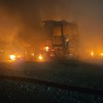 Incendiu devastator în localitatea 2 Mai. Mai multe CISTERNE au luat foc și s-au auzit EXPLOZII. S-a emis RO Alert – FOTO