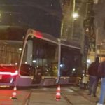 Un tramvai plin de pasageri a deraiat și a ajuns pe trotuar în centrul orașului. Cum a fost posibil incidentul