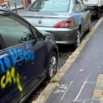 Sloganul misterios, aparent pro Kiev, care apare pe zeci de mașini din Franța. Oficial ucrainean: Sunt „manipulări ale agenţilor ruşi activi”