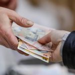 Aproape 5 milioane de vârstnici vor primi bani în plus de la 1 ianuarie. Cine va rămâne cu veniturile îngheţate