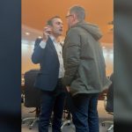 Scandal cu jigniri și îmbrânceli la Primăria Brașov. Un fost edil și un deputat s-au certat ca la piață – VIDEO