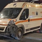 Ambulanță aflată în misiune, implicată într-un accident, la Constanța. Mașina cu care s-a ciocnit a fost proiectată într-un copac