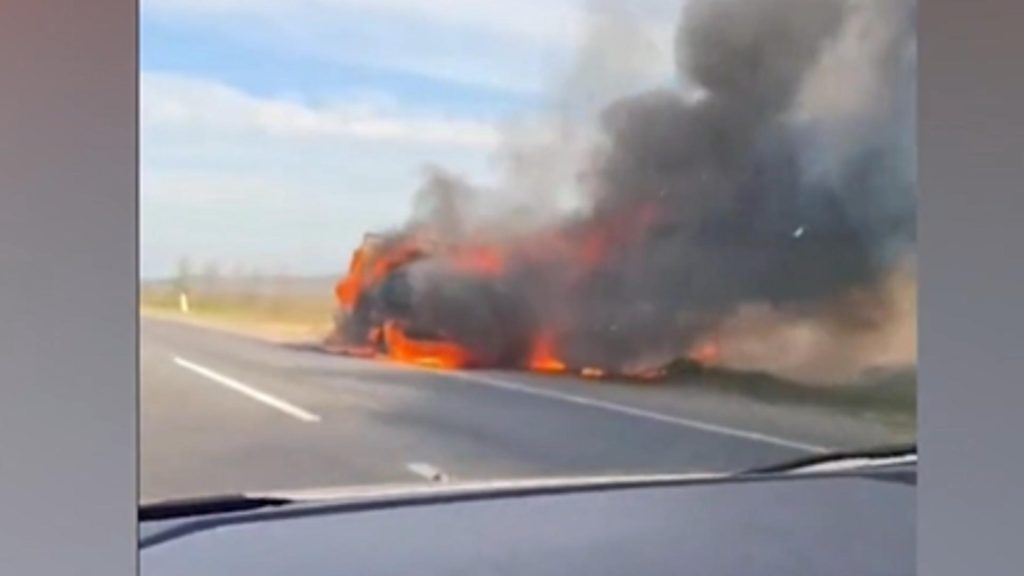 Un camion încărcat cu lemne s-a făcut scrum pe DN24, în județul Vaslui. Imagini șocante