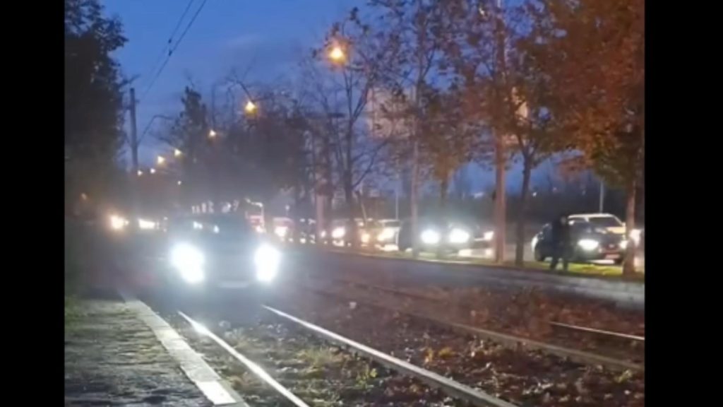 Un șofer inconștient a încercat să fenteze traficul din Capitală mergând pe linia de tramvai! Imagini halucinante VIDEO