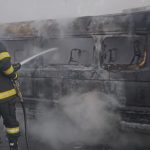 Microbuz care transporta 11 muncitori, cuprins de INCENDIU pe un drum din municipiul Iași. Sensul de ieșire din oraș este BLOCAT