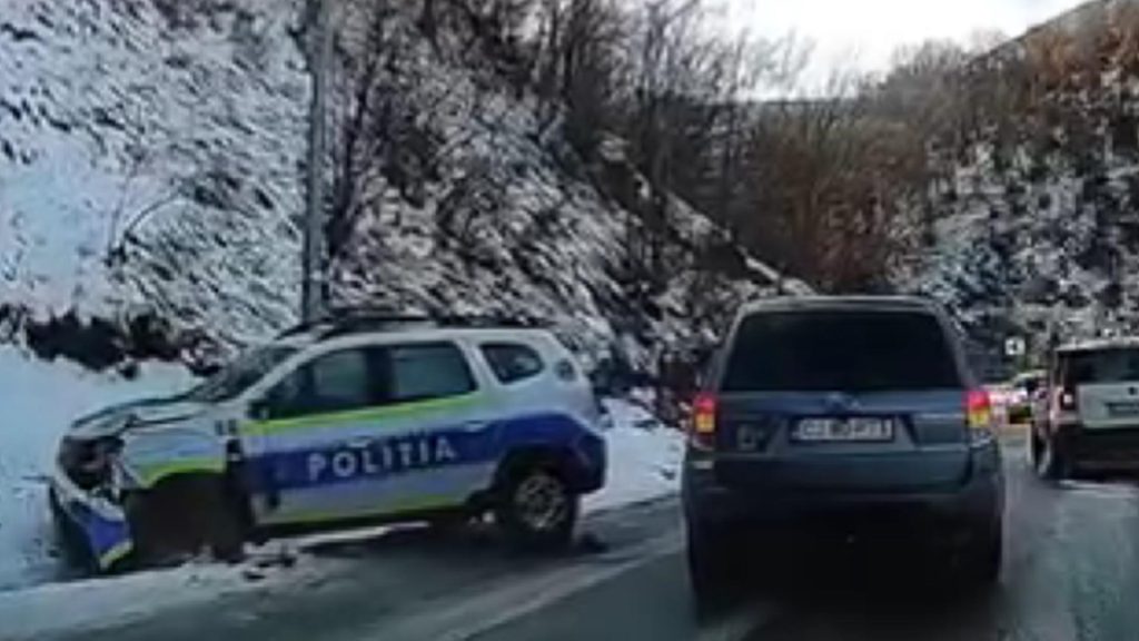 Mașină de poliție implicată într-un ACCIDENT, pe un drum din județul Cluj. Drumarii au fost AMENDAȚI