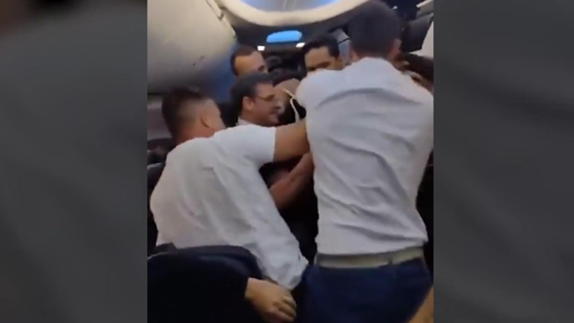 Bărbat bătut crunt după ce a încercat să deschidă ușa avionului în timpul zborului. Incident halucinant în timpul unei curse aeriene pe ruta Brazilia-Panama VIDEO